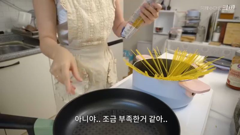 一个人的生活的日常生活。制作小紫菜包饭便当，中秋连休日常，火鸡炸酱面，野外约会，煎饼，西红柿意大利面，辣椒炸鸡，五花肉片，茄子料理
