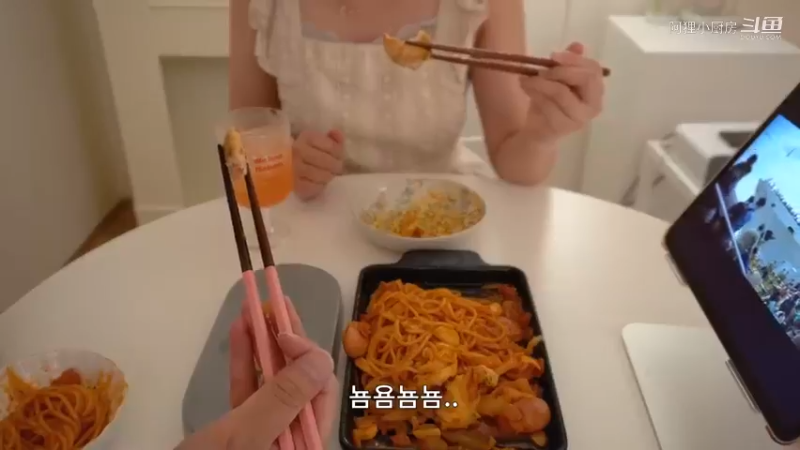 一个人的生活的日常生活。制作小紫菜包饭便当，中秋连休日常，火鸡炸酱面，野外约会，煎饼，西红柿意大利面，辣椒炸鸡，五花肉片，茄子料理
