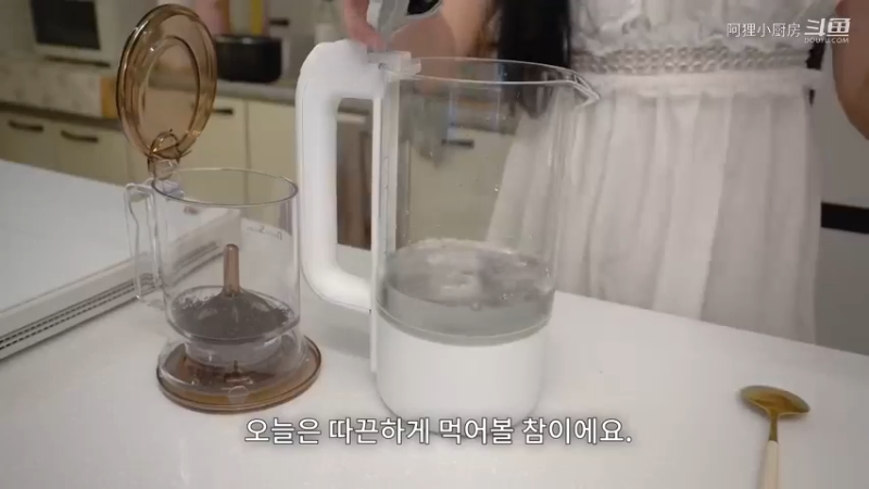 一个人的生活的日常生活。制作小紫菜包饭便当，中秋连休日常，火鸡炸酱面，野外约会，煎饼，西红柿意大利面，辣椒炸鸡，五花肉片，茄子料理