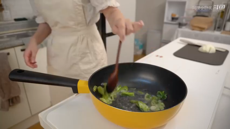 一个人的生活的日常生活。制作小紫菜包饭便当，中秋连休日常，火鸡炸酱面，野外约会，煎饼，西红柿意大利面，辣椒炸鸡，五花肉片，茄子料理