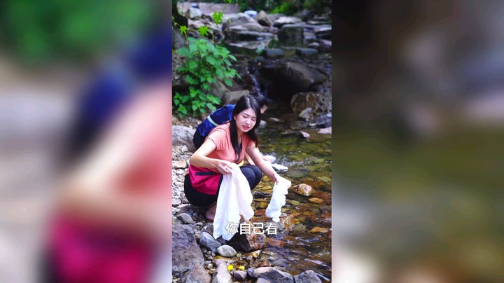 美女在河边洗衣服，男子回家做美食