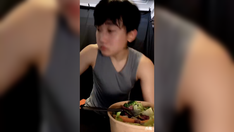 【2021-10-04 00点场】胸肌很大的良小伞：假期快乐啊兄弟们
