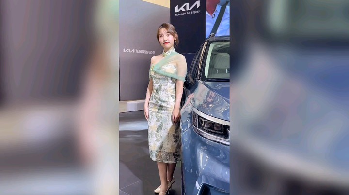 不知道这个美女叫啥，但是很漂亮