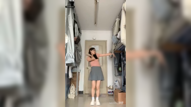 大学小姐姐在学生宿舍学跳舞