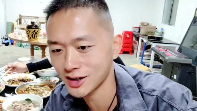 【2021-10-06 19点场】洪湖小肖：小强哥绝活  钓鳝鱼 447507