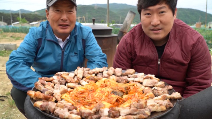 品尝外焦里嫩的烟熏烤肉，包裹脆嫩甘甜的洋葱，清爽好吃不油腻！