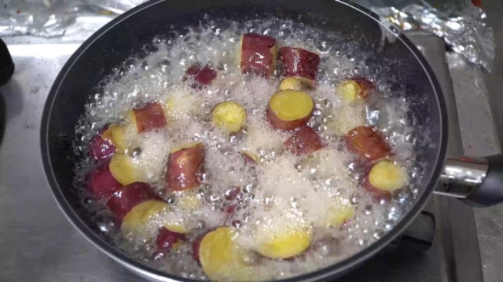 妈妈烹饪油炸蜂蜜釉面地瓜，还有精心腌制的地瓜梗泡菜，美味诱人！