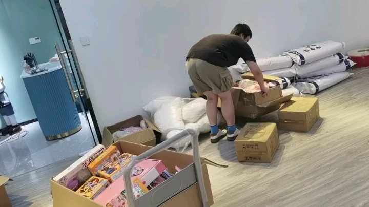 跟几个小姑娘搬舞蹈室中，倒数第三批货