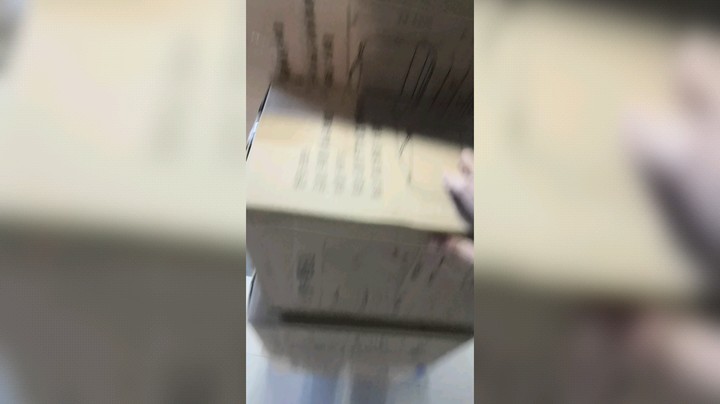 最后一批货，搬完，可能会跟她们吃个饭，争取八点之前到家直播，搬了一天的货，今天玩个经典游戏