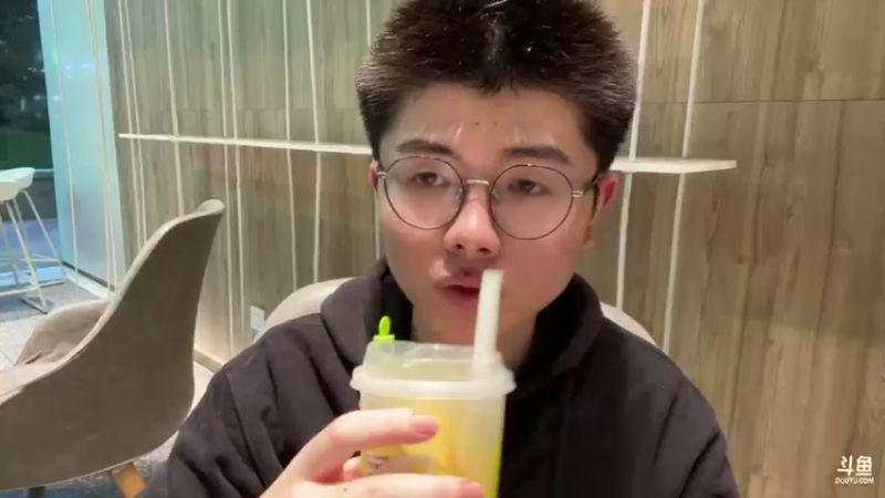 【2021-10-08 17点场】何二抛zZ：2pao：和c皇拍vlog  晚点来