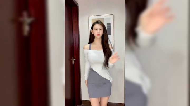 美女小姐姐在家跳舞，表情有点放不开啊