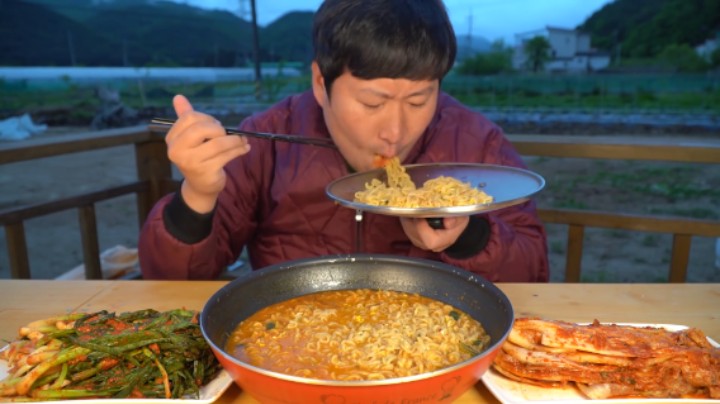 享用味美筋道的辛拉面，配上开胃小葱泡菜，经典的味道就是香！