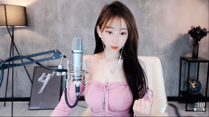 美女主播穿粉色衣服直播真好看，凸显好身材