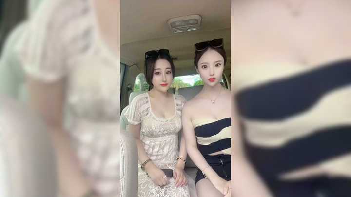 美女和闺蜜在车上拍视频真好看