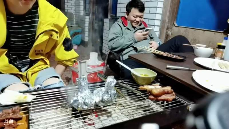 【2021-10-08 23点场】美食老王：晚上8点见