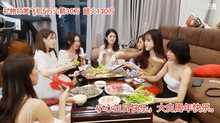 美女吃着烤肉聊着天好快乐，短发文轩很美