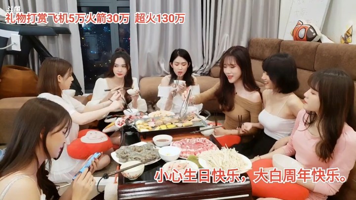 美女坐一起吃烤肉了，真的是秀色可餐啊