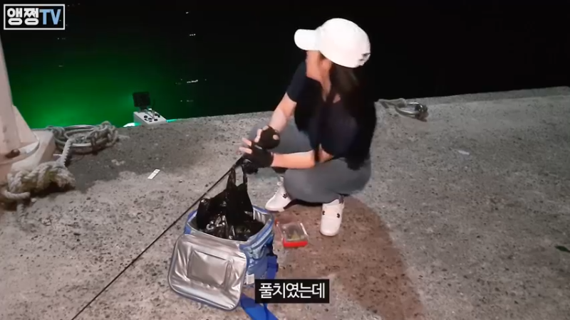 钓鱼美食模式(202113)妹子初次夜钓小带鱼