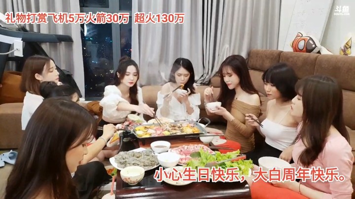 美女一起吃烤肉好快乐，对面的美女真好看