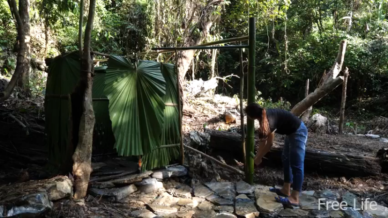 女生野外寻找桃源W1淋浴必须要有10妹子独自深入荒野隐居,建设世外桃源）