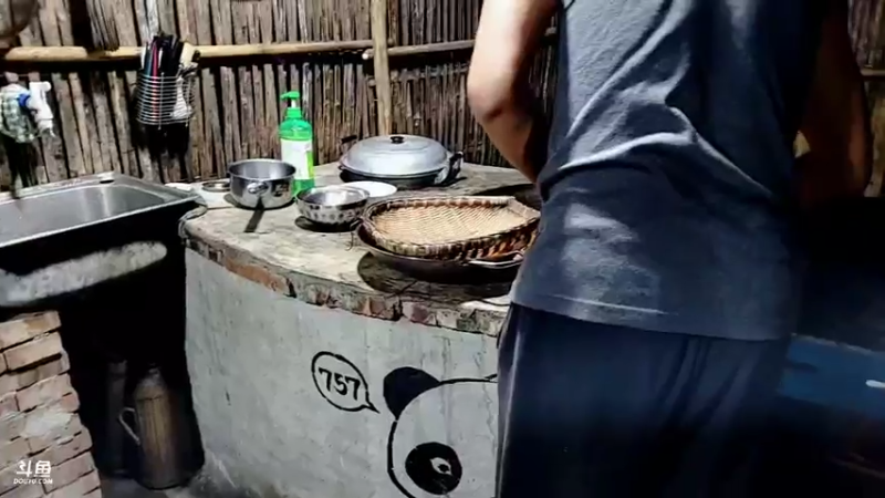 【2021-10-09 23点场】川味箩卜：翻轮胎干干干