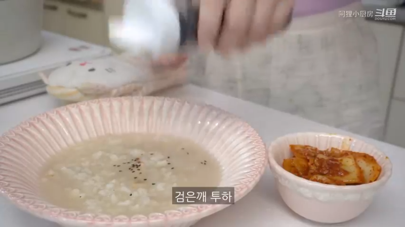 给朋友送小菜盒饭的日常。 泡菜饺子，部队火锅，土豆蛋糕，夜宵拉面，炒鱿鱼丝，炒土豆，鸡蛋卷，番茄酱制作丝尖韩牛炸酱乌冬面 日常制作给朋友送小菜盒饭的日常。 泡菜