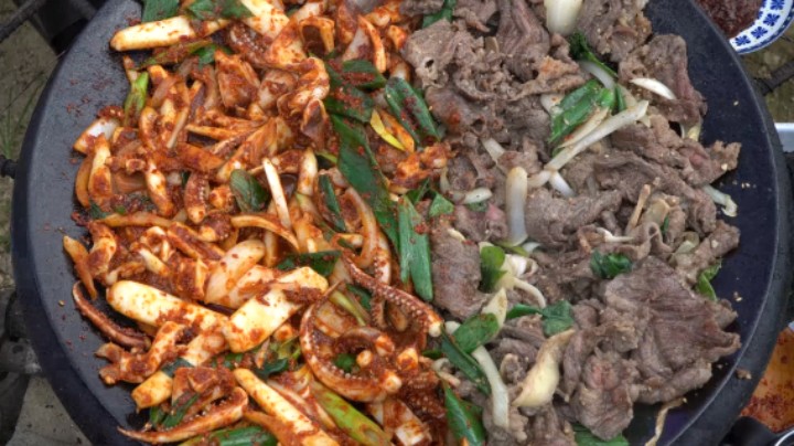 烹饪香辣鱿鱼和喷香的牛肋肉，葱香浓郁，香辣美味让人食欲倍增！