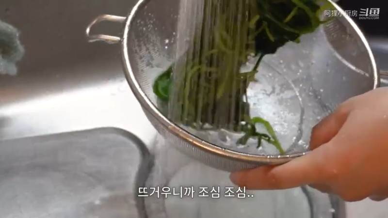 制作丝尖韩牛炸酱乌冬面，给朋友送小菜盒饭的日常。 泡菜饺子，部队火锅，土豆蛋糕，夜宵拉面，炒鱿鱼丝，炒土豆，鸡蛋卷，番茄酱 丝尖韩牛炸酱乌冬面，给朋友送小菜盒饭