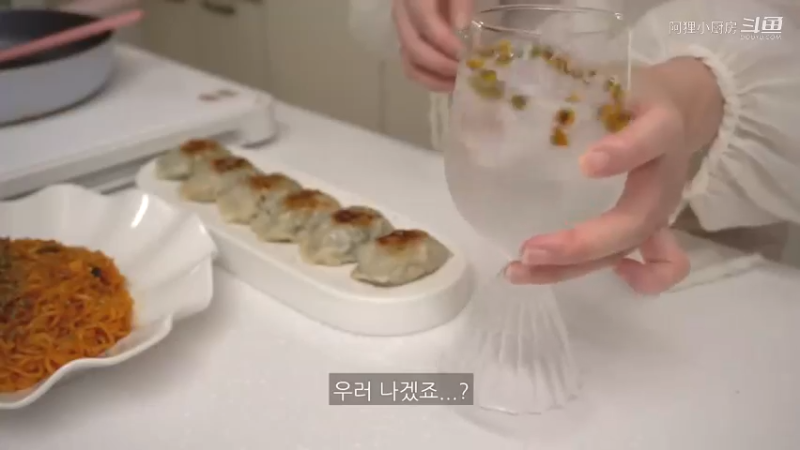 买完菜后制作辛拉面炒面，吃一碗凉爽的冷面的日常，家常便饭，厨房用品购物开箱，希腊桃子，麻辣烫，蘑菇饭，腌酸黄瓜买完菜后制作辛拉面炒面，日常，家常便饭，厨房用品购