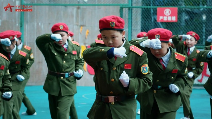 打铃了，来上国防教育课！一颗颗“迷彩”种子埋进了学生们的心中