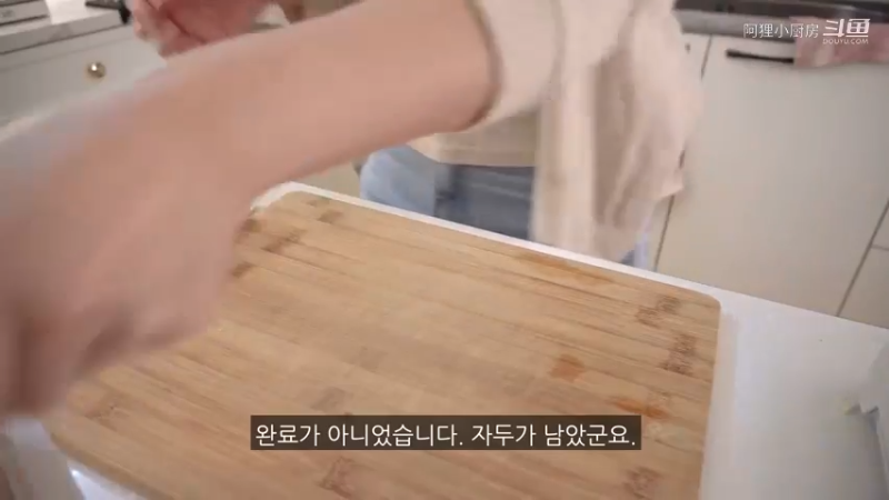 宅女夏季料理☀️ 制作炸鸡紫菜包饭便当，自家的日常，热狗，ROSÉ炒年糕，和男朋友一起逛咖啡厅，豆腐针，卷心菜煎饼，辛奇汤 夏季料理☀️ 制作炸鸡紫菜包饭便当，