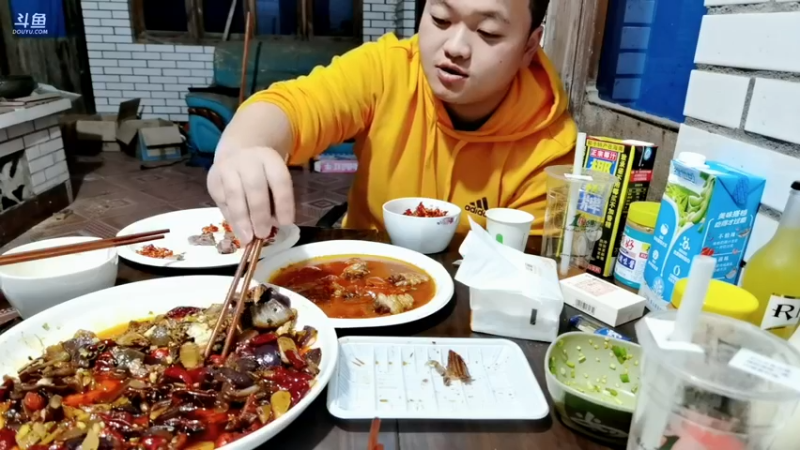 【2021-10-10 22点场】美食老王：今天有事休息一天哈
