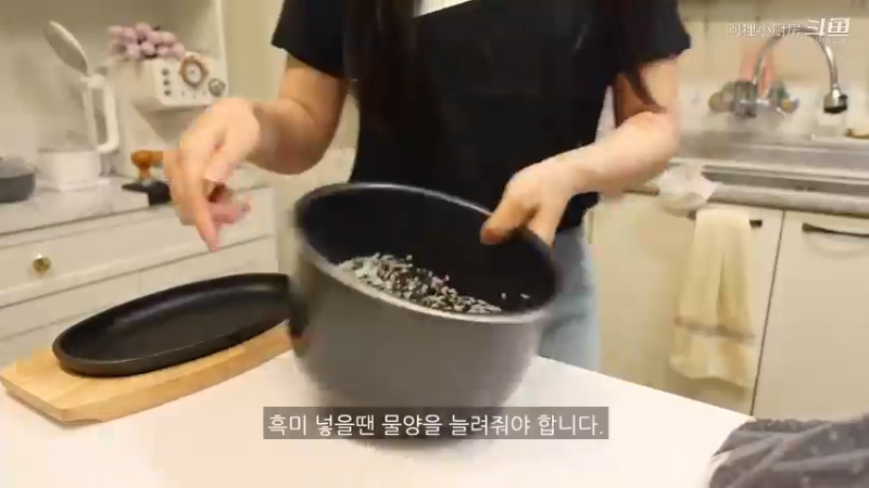 制作辣金针菇，去超市买菜做饭，和朋友一起开家庭派对的自炊生vlog、辣玉米奶酪、韩猪牛排、蒜酱菜、培根卷烤面包、米肠、汤炒年糕制作辣金针菇，去超市买菜做饭，和朋
