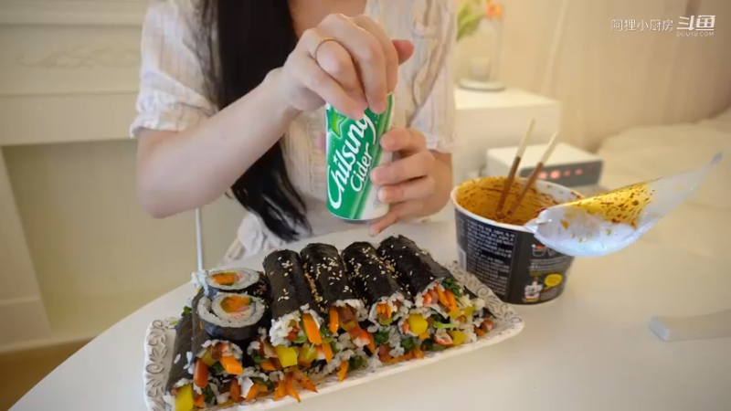 制作丝尖韩牛炸酱乌冬面，给朋友送小菜盒饭的日常。 泡菜饺子，部队火锅，土豆蛋糕，夜宵拉面，炒鱿鱼丝，炒土豆，鸡蛋卷，番茄酱 丝尖韩牛炸酱乌冬面，给朋友送小菜盒饭