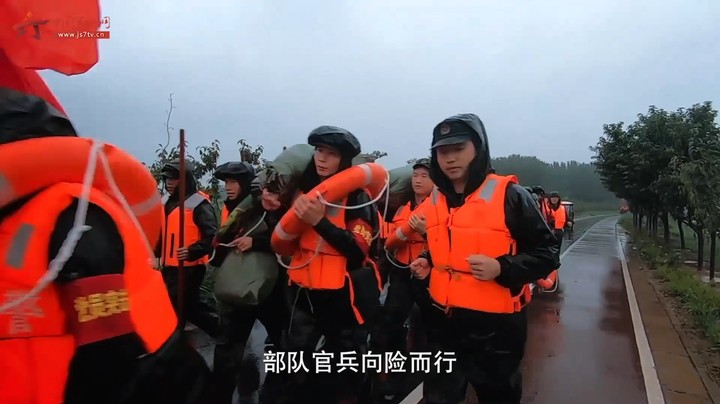 风雨激流中，逆行的官兵谱写出人民军队爱人民的新时代壮歌