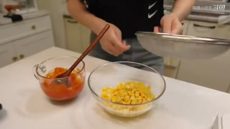制作辣金针菇，去超市买菜做饭，和朋友一起开家庭派对的自炊生vlog、辣玉米奶酪、韩猪牛排、蒜酱菜、培根卷烤面包、米肠、汤炒年糕制作辣金针菇，去超市买菜做饭，和朋