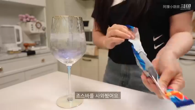 制作辣金针菇，去超市买菜做饭，和朋友一起开家庭派对的自炊生vlog、辣玉米奶酪、韩猪牛排、蒜酱菜、培根卷烤面包、米肠、汤炒年糕制作辣金针菇，去超市买菜做饭，和朋