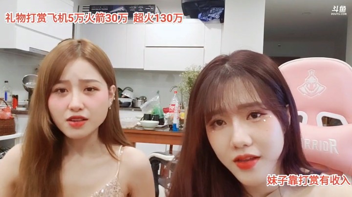 美女大海回来了，和空姐一起聊天很开心