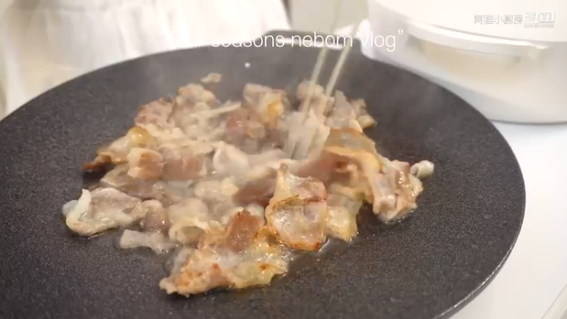 美食餐餐V@制作薄切五花肉紫菜包饭便当，和吃豆火的男友一起去超市买菜，一起度过暑假的独居生活，包饭，炒泡菜 辛奇 苏子叶，汉堡牛排套餐，厨房用品开箱 制作薄切五