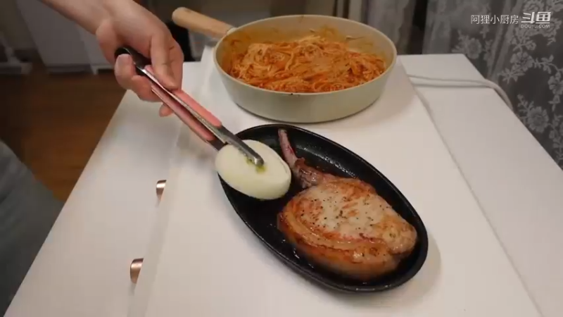 制作辣金针菇，去超市买菜做饭，和朋友一起开家庭派对的自炊生vlog、辣玉米奶酪、韩猪牛排、蒜酱菜、培根卷烤面包、米肠、汤炒年糕制作辣金针菇，去超市买菜做饭，和朋