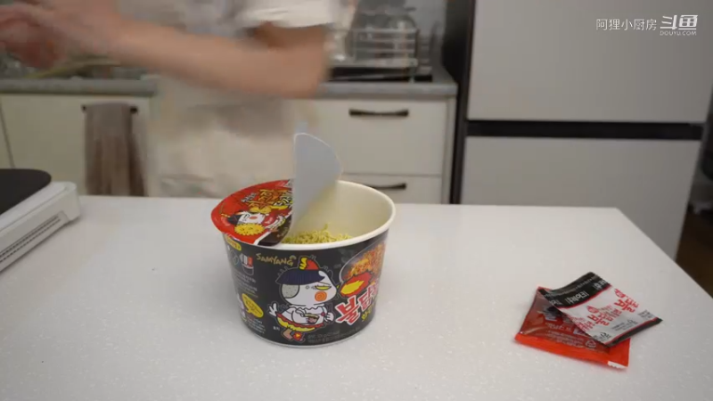 制作丝尖韩牛炸酱乌冬面，给朋友送小菜盒饭的日常。 泡菜饺子，部队火锅，土豆蛋糕，夜宵拉面，炒鱿鱼丝，炒土豆，鸡蛋卷，番茄酱 丝尖韩牛炸酱乌冬面，给朋友送小菜盒饭