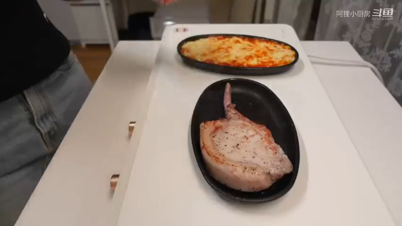 制作辣金针菇，去超市买菜做饭，和朋友一起开家庭派对的自炊生vlog、辣玉米奶酪、韩猪牛排、蒜酱菜、培根卷烤面包、米肠、汤炒年糕制作辣金针菇，去超市买菜做饭，和朋