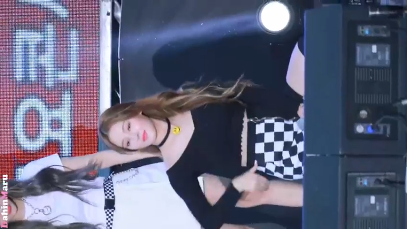 1.duangduang_的奶昔李承利_4KUHD_直拍_《I&#39;m_So_Hot_》_190601_MOMOLAND_NANCY