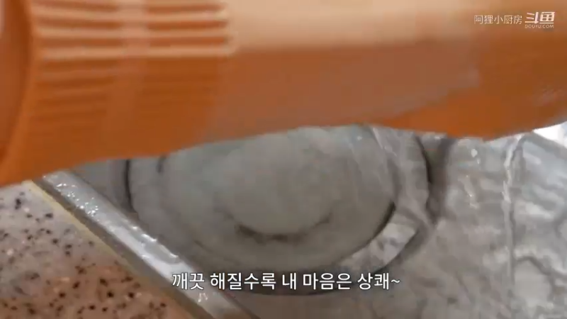 制作丝尖韩牛炸酱乌冬面，给朋友送小菜盒饭的日常。 泡菜饺子，部队火锅，土豆蛋糕，夜宵拉面，炒鱿鱼丝，炒土豆，鸡蛋卷，番茄酱 丝尖韩牛炸酱乌冬面，给朋友送小菜盒饭