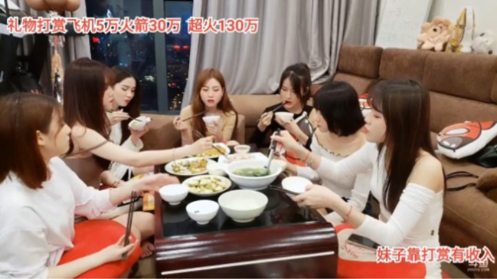 美女一起吃饭好快乐啊
