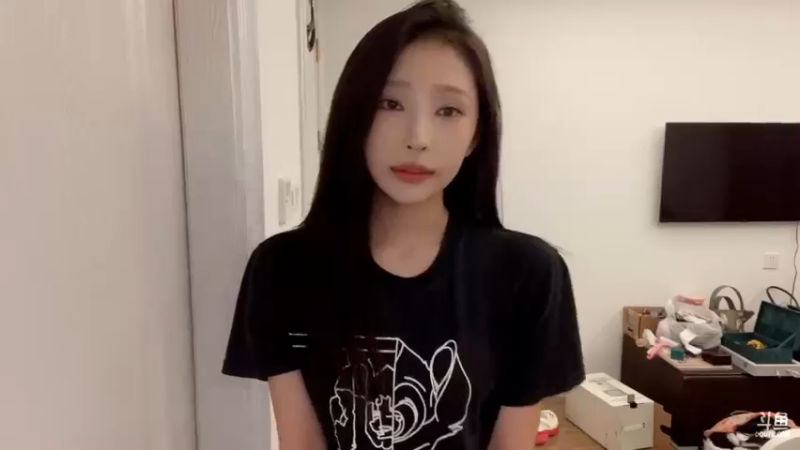 【2021-10-15 13点场】VIVI小小酥：月底正式开播 底前不定时直播