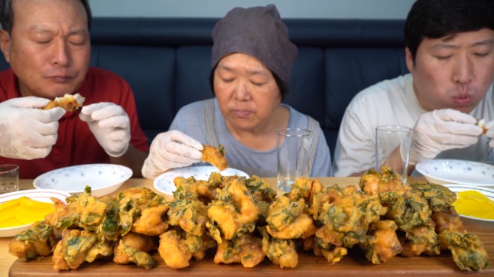品尝酥黄爽口的炸鸡，薄脆外皮裹着鲜嫩鸡肉，一口下去味道绝了！