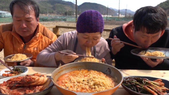汤香浓郁的美食辛拉面，搭配米饭也吃得很过瘾，爸妈都说很好吃！