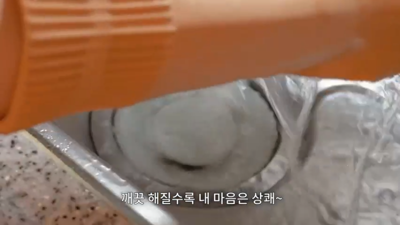 制作丝尖韩牛炸酱乌冬面，给朋友送小菜盒饭的日常。 泡菜饺子，部队火锅，土豆蛋糕，夜宵拉面，炒鱿鱼丝，炒土豆，鸡蛋卷，番茄酱 丝尖韩牛炸酱乌冬面，给朋友送小菜盒饭