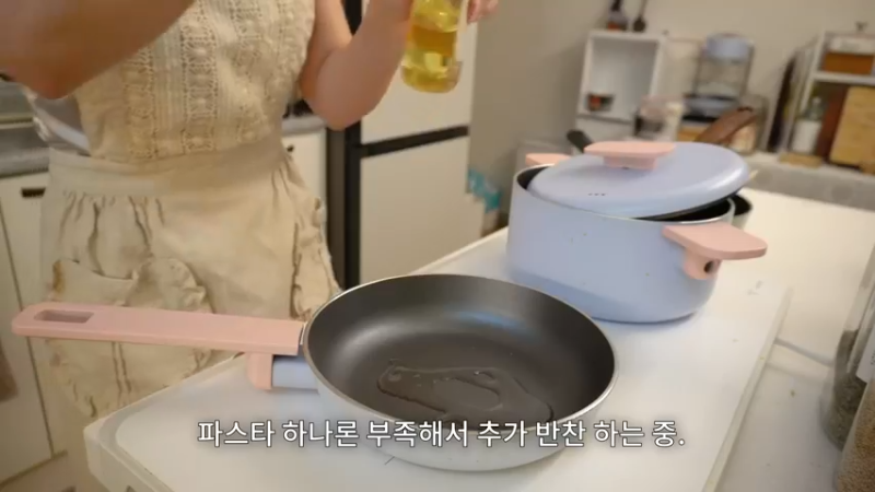 制作丝尖韩牛炸酱乌冬面，给朋友送小菜盒饭的日常。 泡菜饺子，部队火锅，土豆蛋糕，夜宵拉面，炒鱿鱼丝，炒土豆，鸡蛋卷，番茄酱 丝尖韩牛炸酱乌冬面，给朋友送小菜盒饭